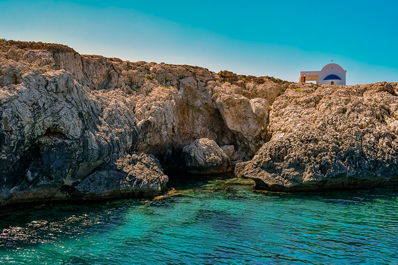 costa de Chipre rocas y agua transparente